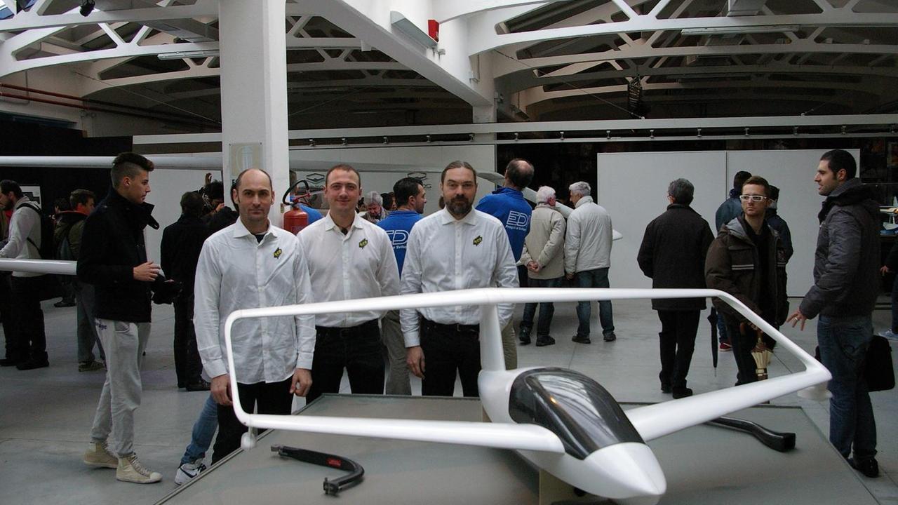 Leonardo Battaglia (al centro della foto) con il drone da lui realizzato
