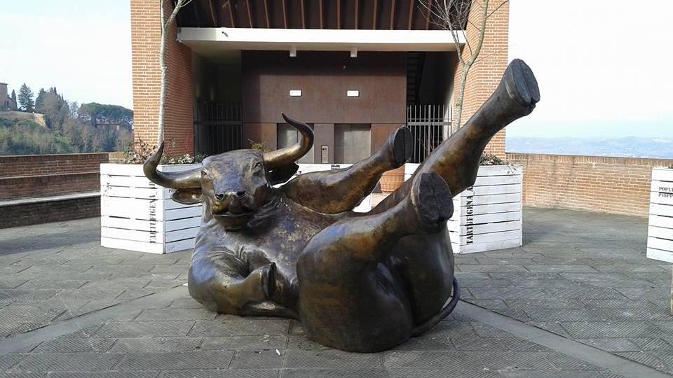 La scultura spostata da qualche buontempone