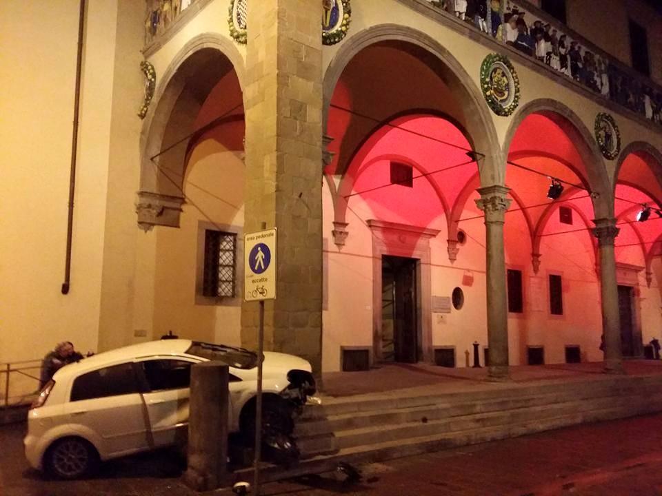 Un'immagine dell'auto incastrata sotto il Fregio Robbiano