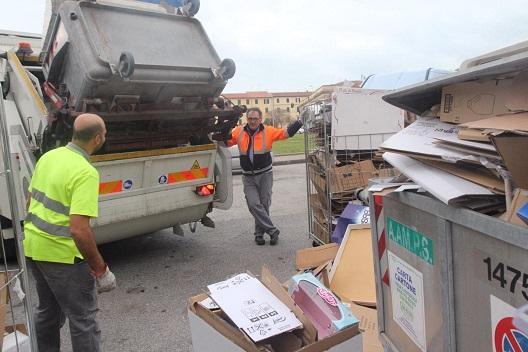 Addetti Aamps al lavoro per ripulire la città (Pentafoto)