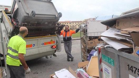 Addetti Aamps al lavoro per ripulire la città (Pentafoto)