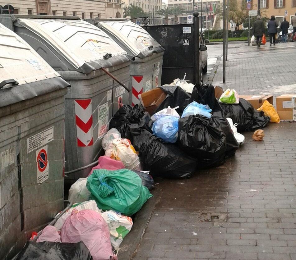 I sacchetti abbandonati in viale degli Avvalorati