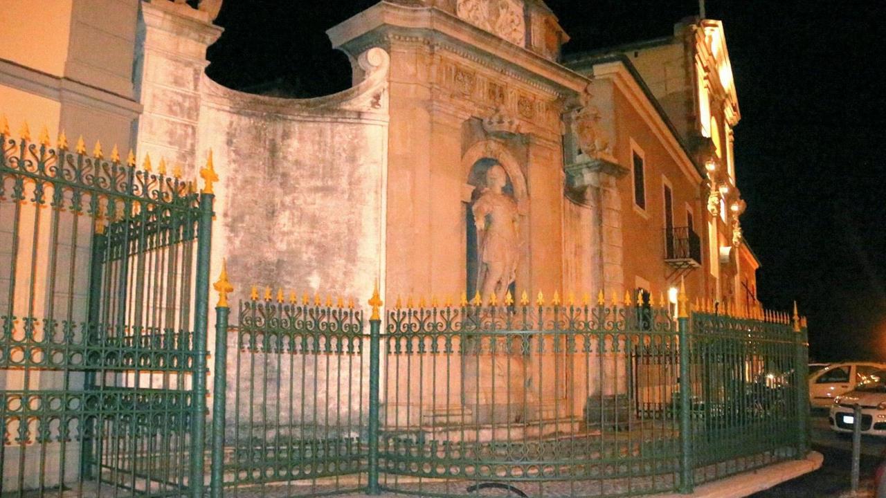 La nuova cancellata davanti alla statua del granduca Pietro Leopoldo di Lorena (Marzi Pentafoto)
