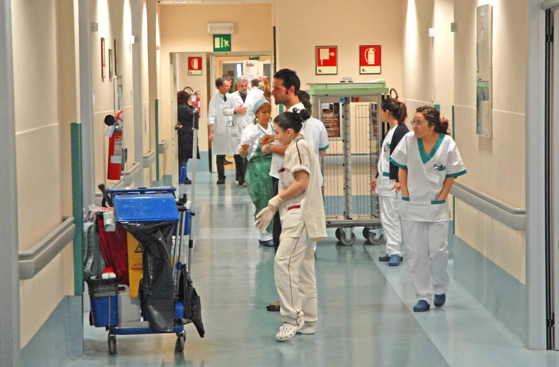 Infermieri al lavoro in corsia (foto d'archivio)