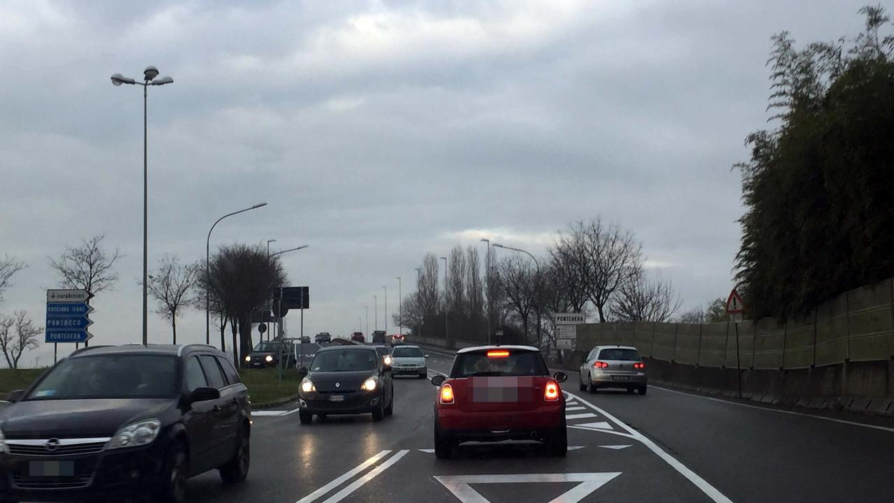 Traffico intensio all'incrocio tra viale Europa e via del Romito (Foto Franco Silvi)