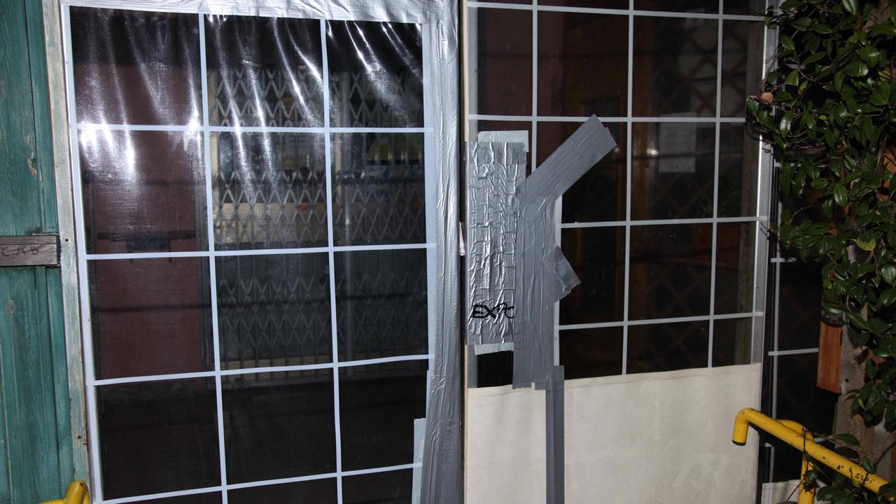 Il gazebo del centro sportivo danneggiato dai ladri