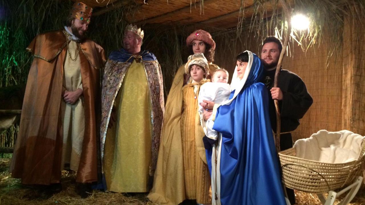 La Sacra famiglia con i Magi al presepe vivente di Rosignano Marittimo (foto Falorni)
