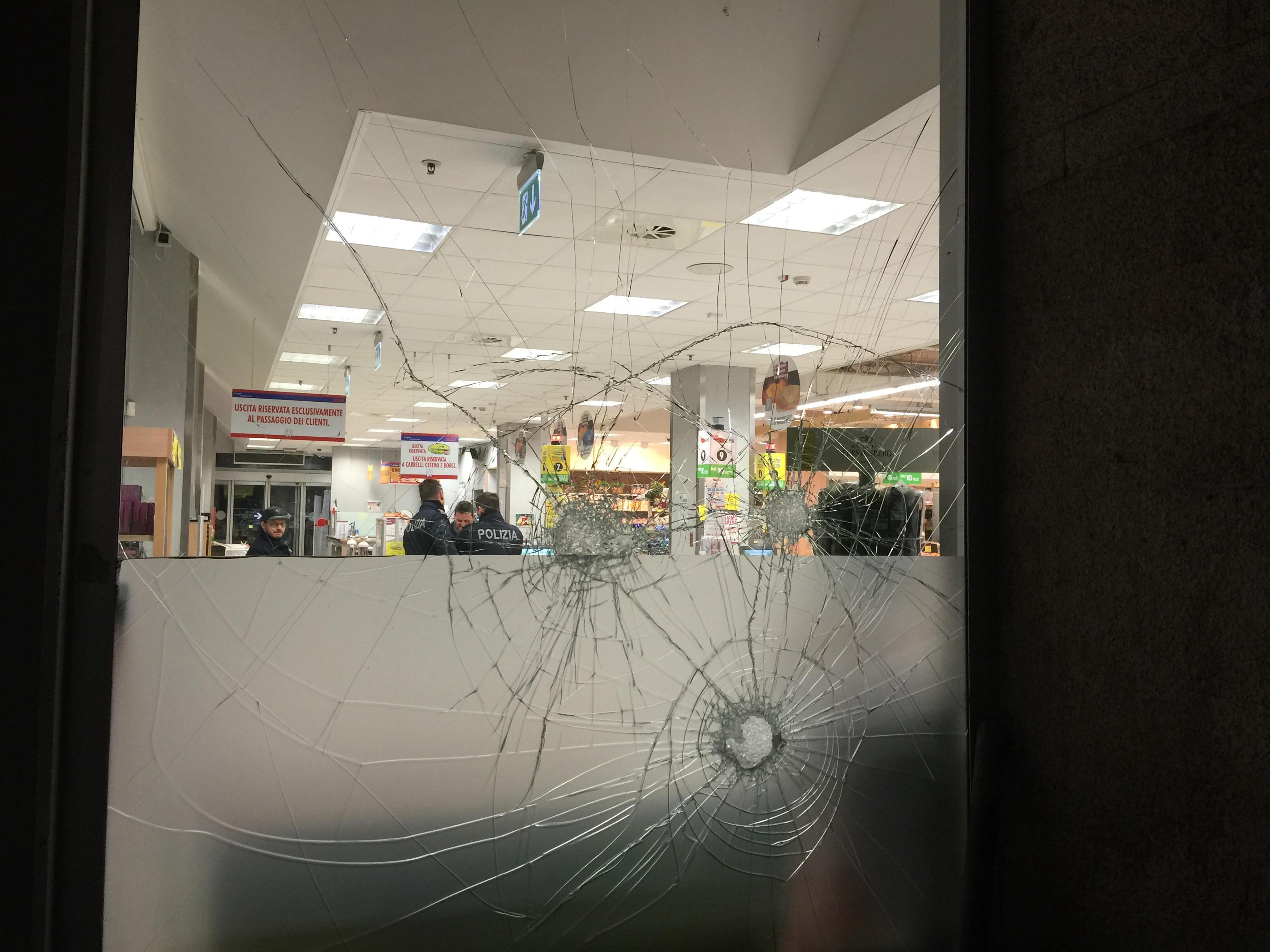 La vetrata della Coop con la polizia all'interno