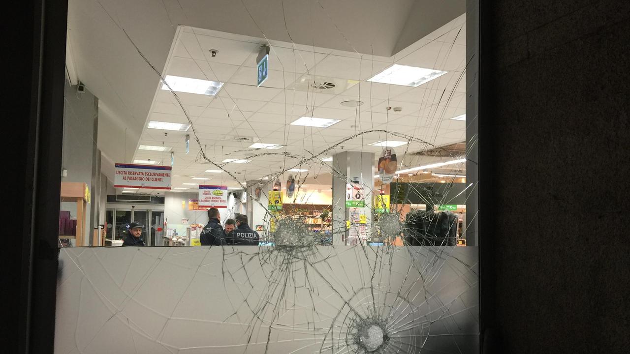 La vetrata della Coop con la polizia all'interno