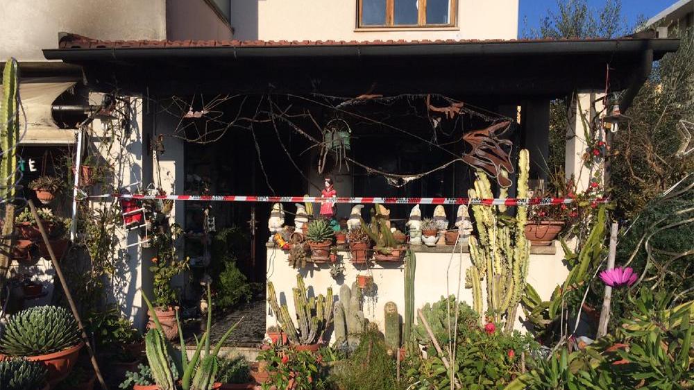 La casa dove è avvenuto l'incendio (foto Falorni-Silvi)
