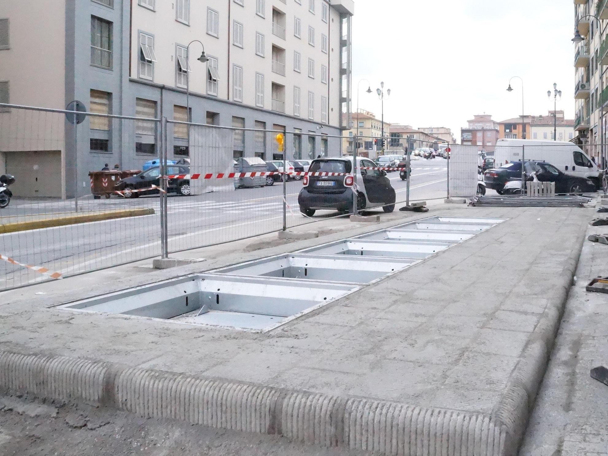 I cassonetti interrati in via Crispi