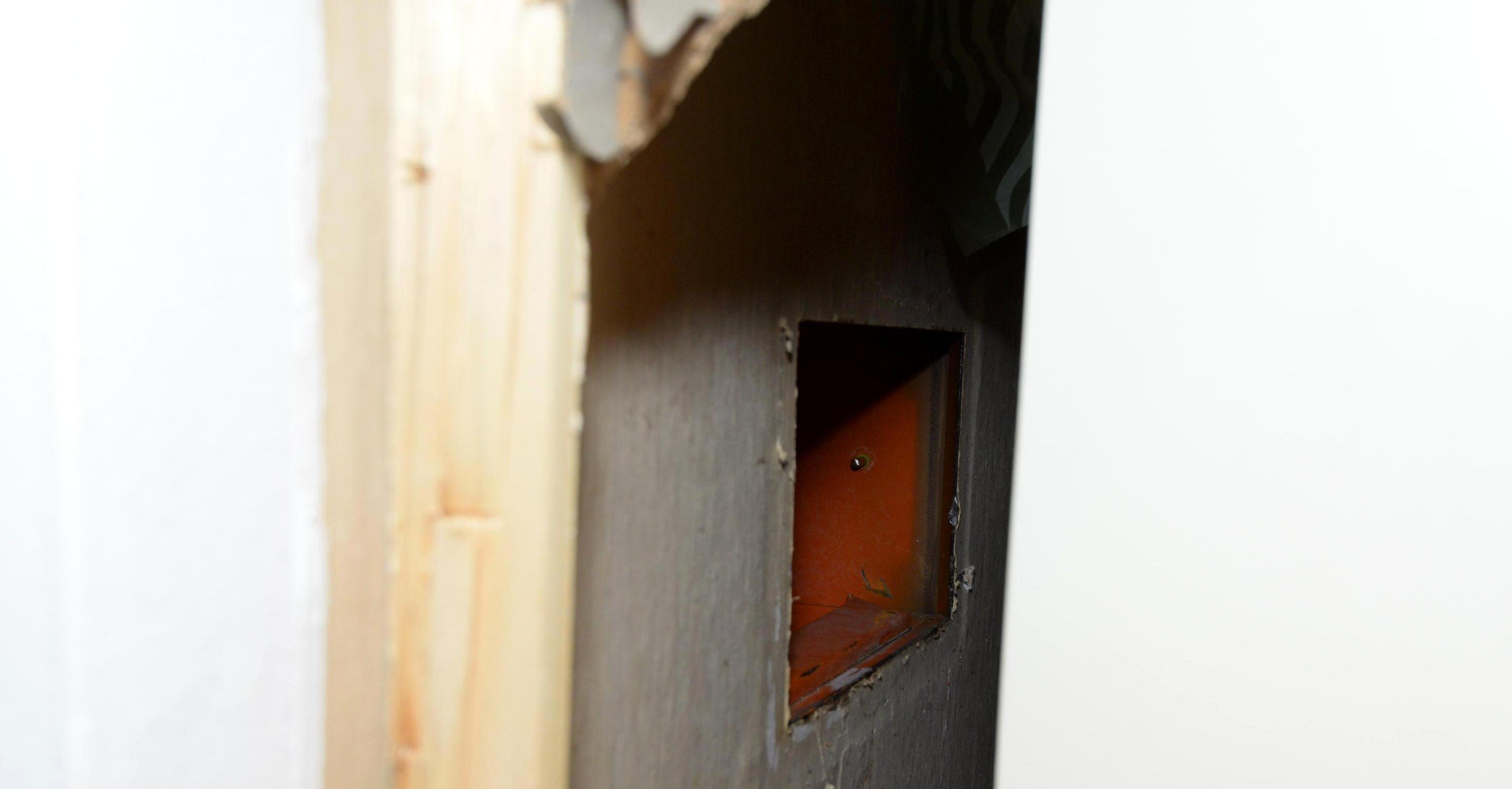 La cassetta di sicurezza svaligiata (foto Bf)