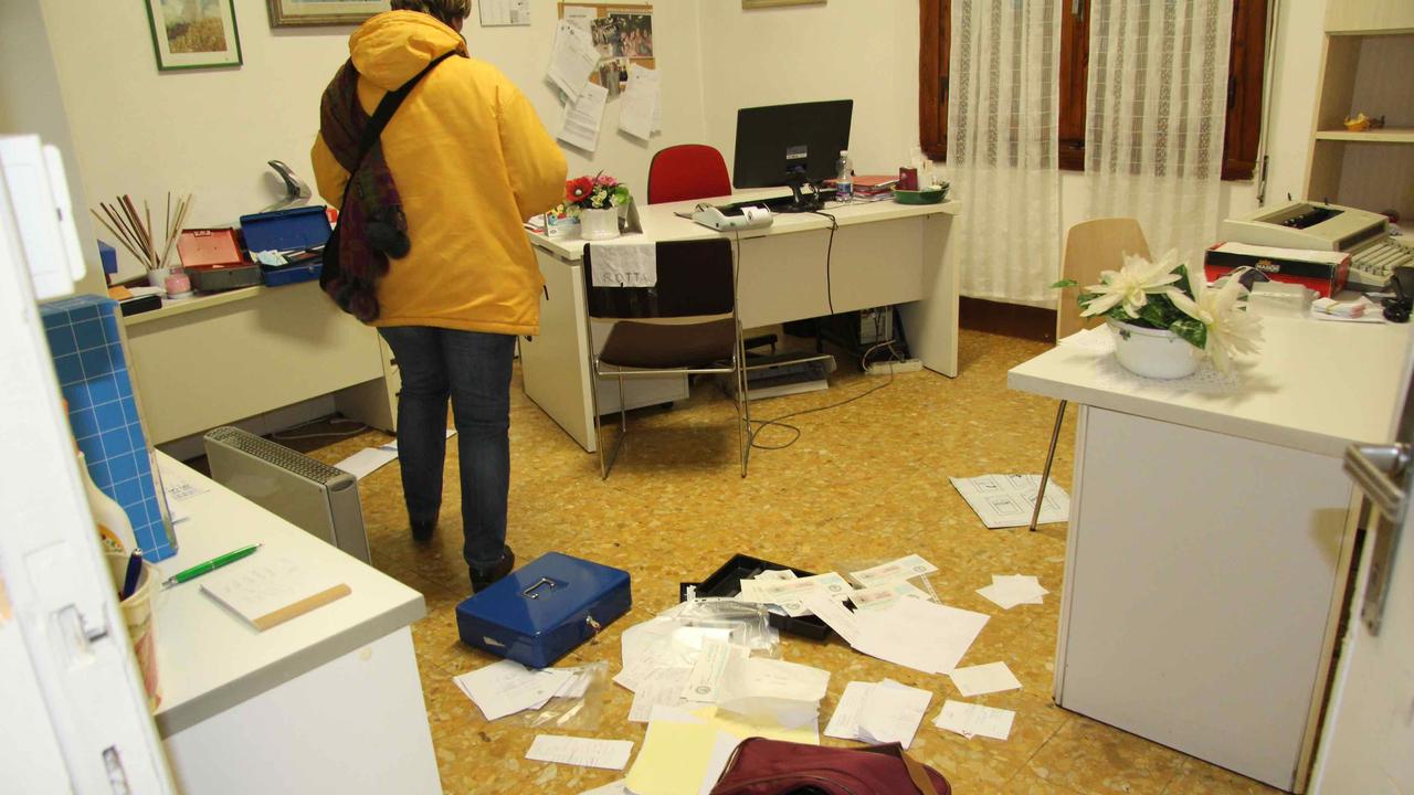 Uno degli uffici della Croce d'Oro messi a soqquadro dai ladri (foto Batavia)