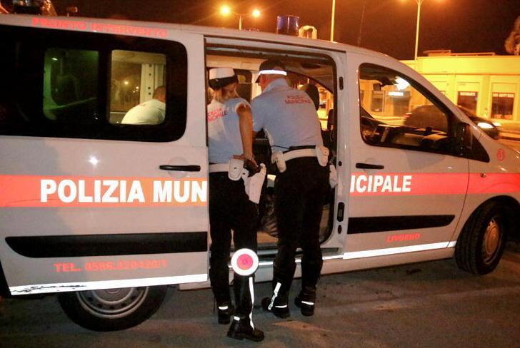 Offendere un vigile a Cecina costa 700 euro 