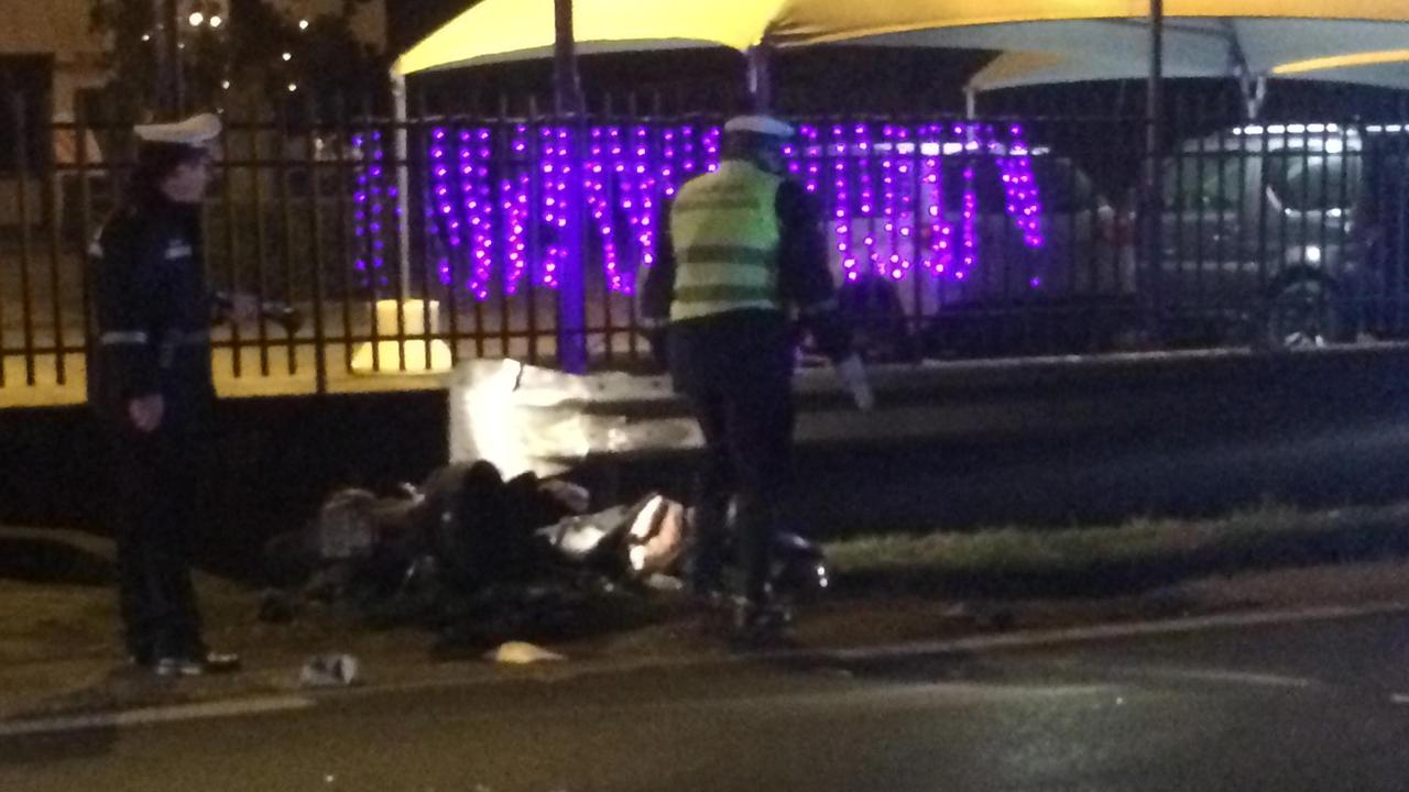 I vigili urbani di fronte allo scooter piantatosi nel guard rail