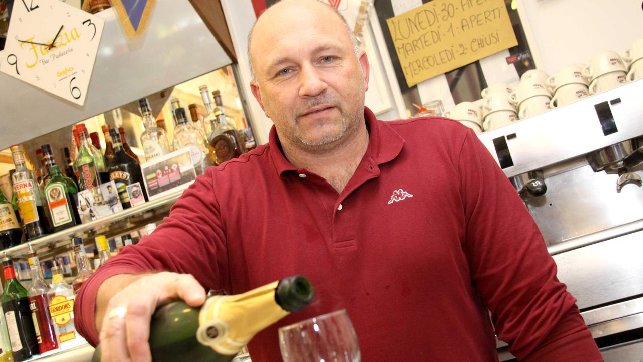 Gigi Cecchi dietro il banco della pasticceria Fauzia in Passeggiata a Viareggio