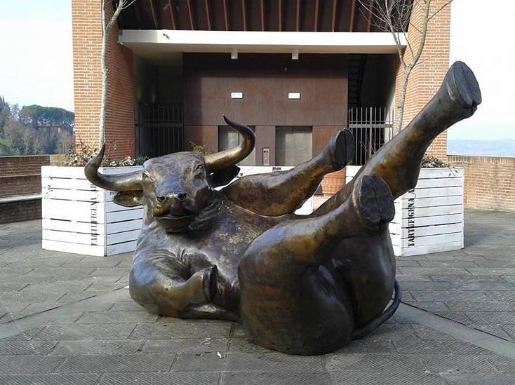 Vandali mettono il toro a pancia in su 