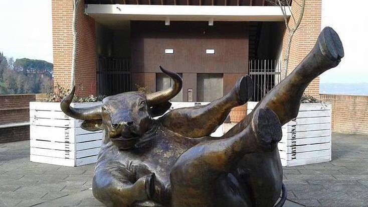 Vandali mettono il toro a pancia in su