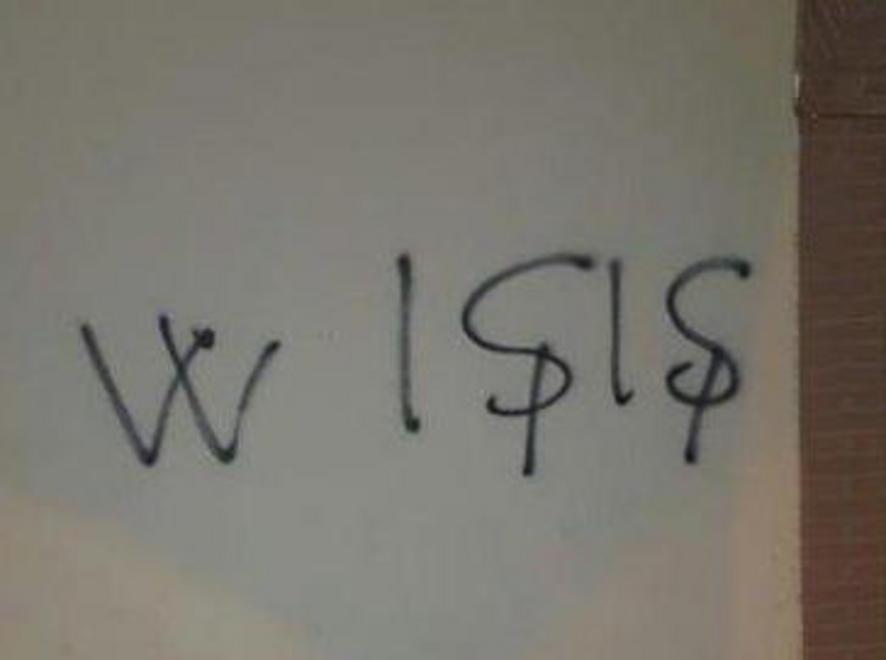 Imbrattano la gelateria: «W Isis» 