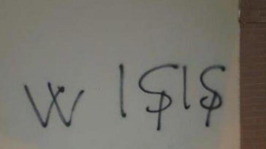 Imbrattano la gelateria: «W Isis»