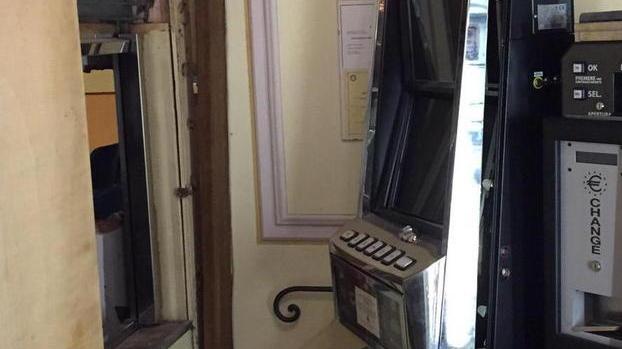 Bucano una parete per entrare nel bar