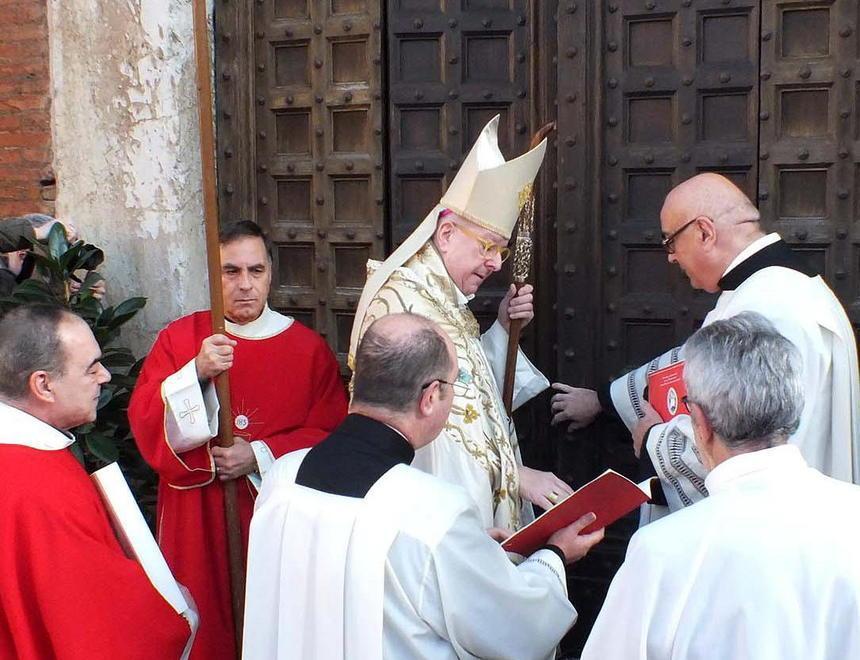 Il vescovo Ciattini apre la porta santa a Sant’Antimo 