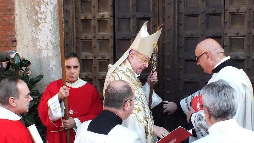 Il vescovo Ciattini apre la porta santa a Sant’Antimo