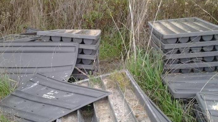 Bidoni dei carotaggi abbandonati in un terreno