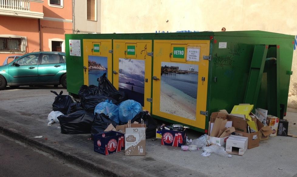 Porto Torres, cumuli di rifiuti nel cuore della città 