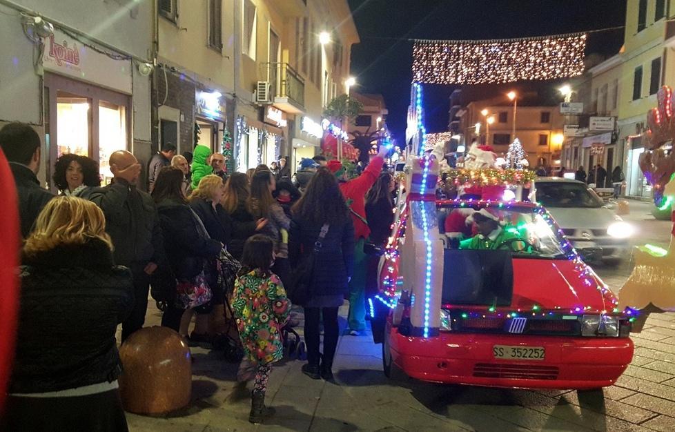 Porto Torres, Babbo Natale regala 120 chili di caramelle 