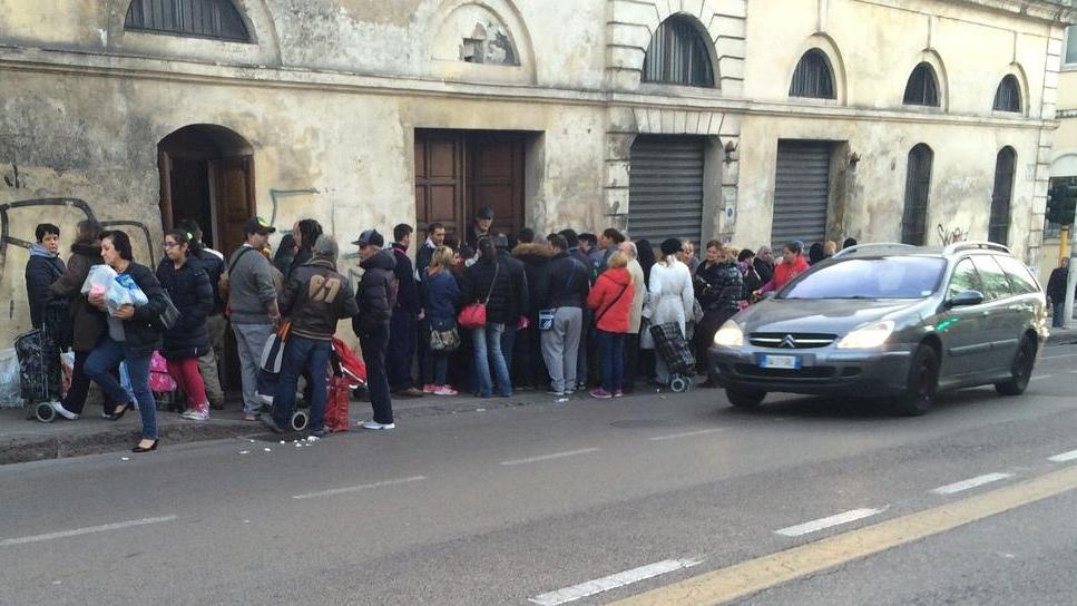A 80 anni in fila per sfamare la famiglia