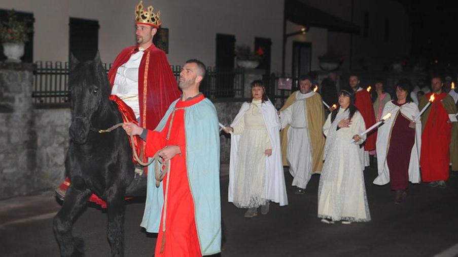 Duecento figuranti in strada per il presepe di Fiumalbo