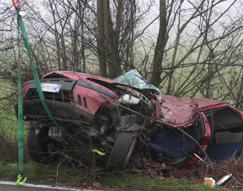Auto contro un albero: muore a 29 anni 