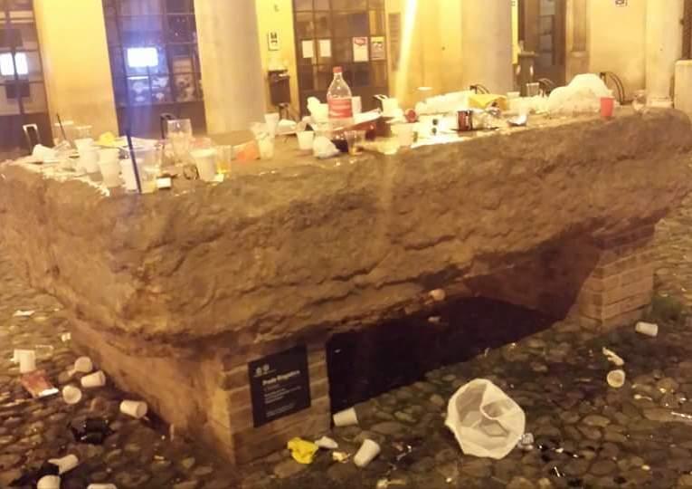 Piazza Grande ridotta a pattumiera 