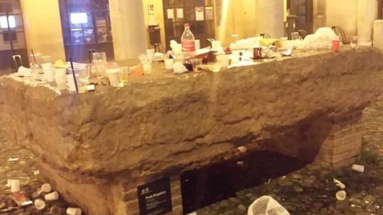 Piazza Grande ridotta a pattumiera