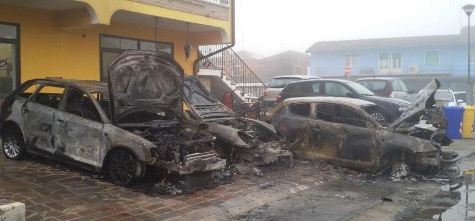 La paura dopo il rogo delle auto 