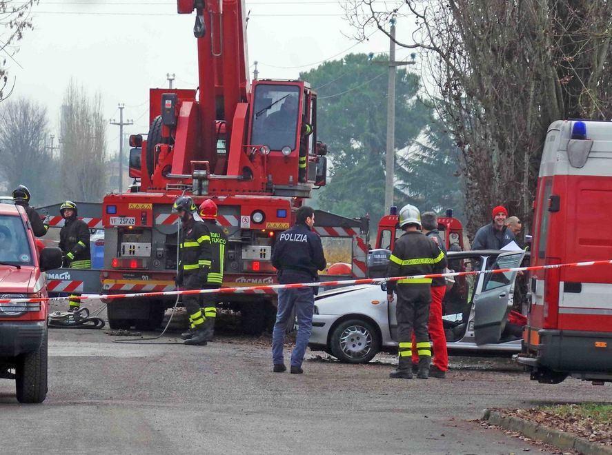 Muoiono nell’auto finita nel Boicelli 