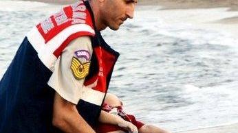 Gesù è il bambino morto sulla spiaggia