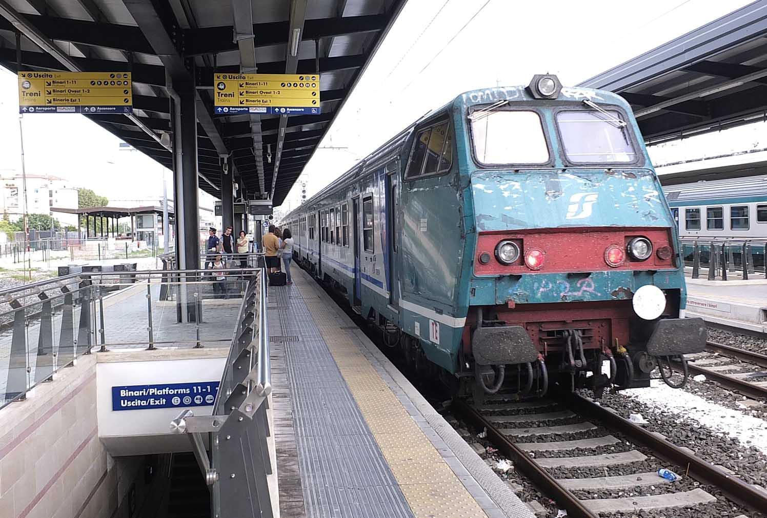 Un treno fermo in stazione (foto archivio)