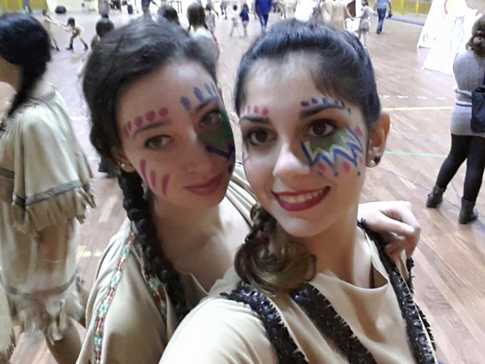 Due pattinatrici travestite da indiane