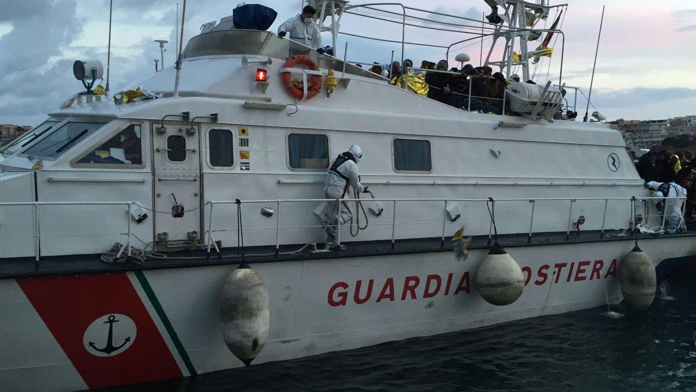 La 286 in azione al largo di Lampedusa (foto della Capitaneria di porto)
