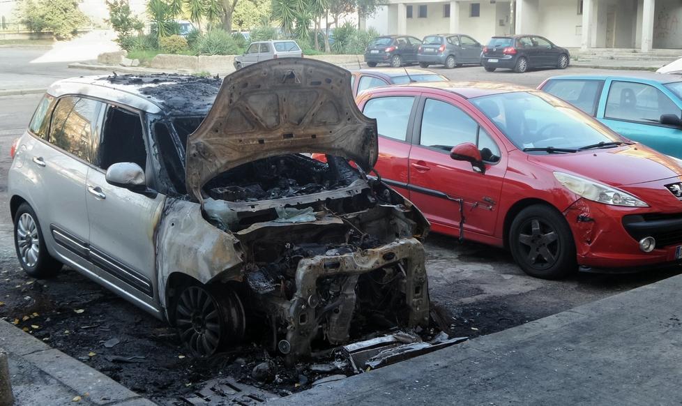 Sassari, auto in fiamme a Latte Dolce 