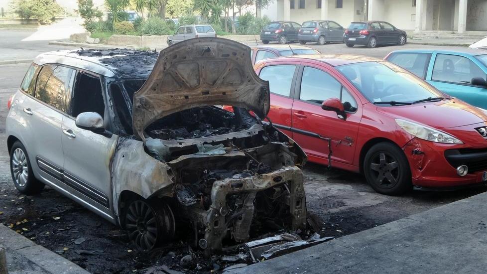 Sassari, auto in fiamme a Latte Dolce