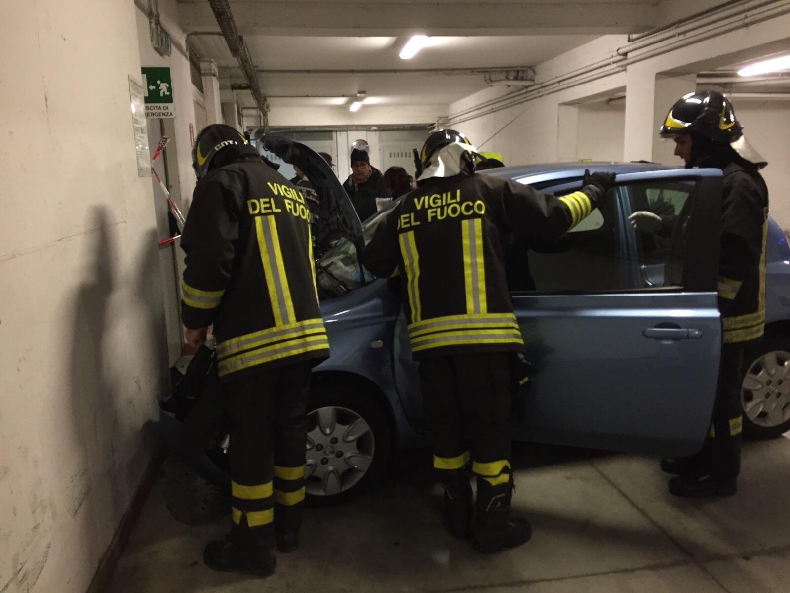 L'auto della donna contro il muro del garage