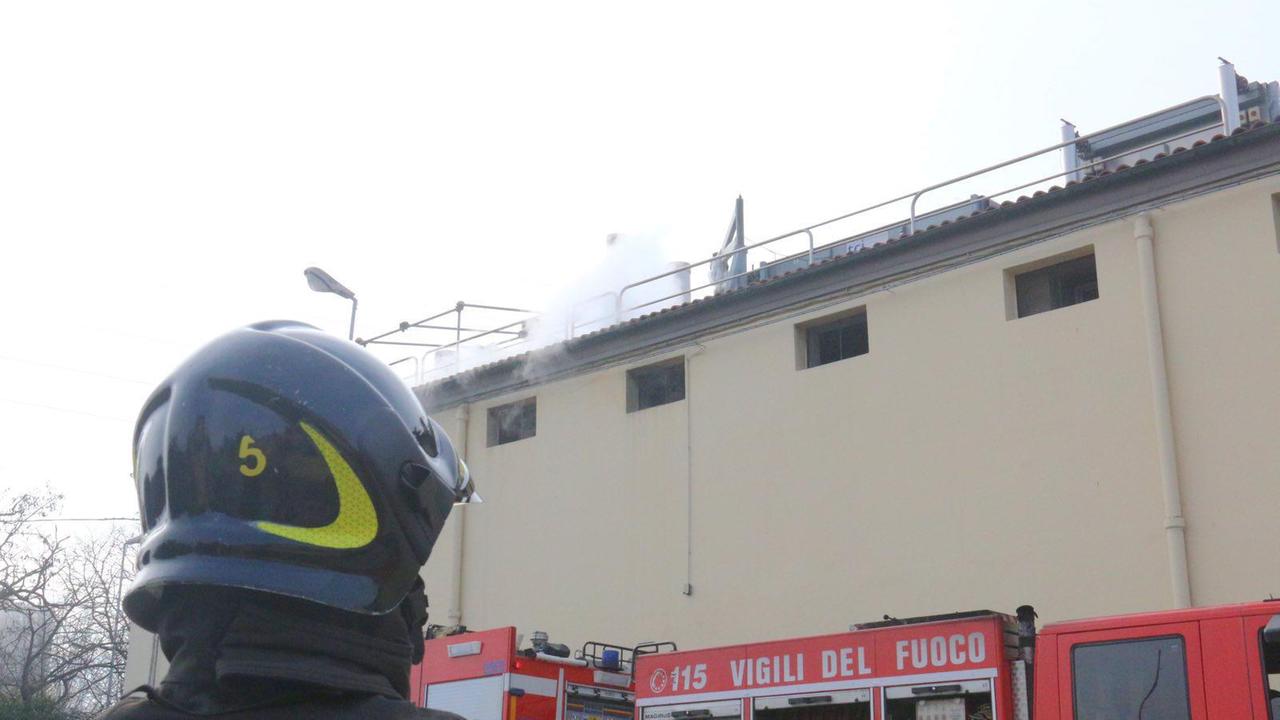 I vigili del fuoco in azione al cimitero dei Lupi (Marzi Pentafoto)