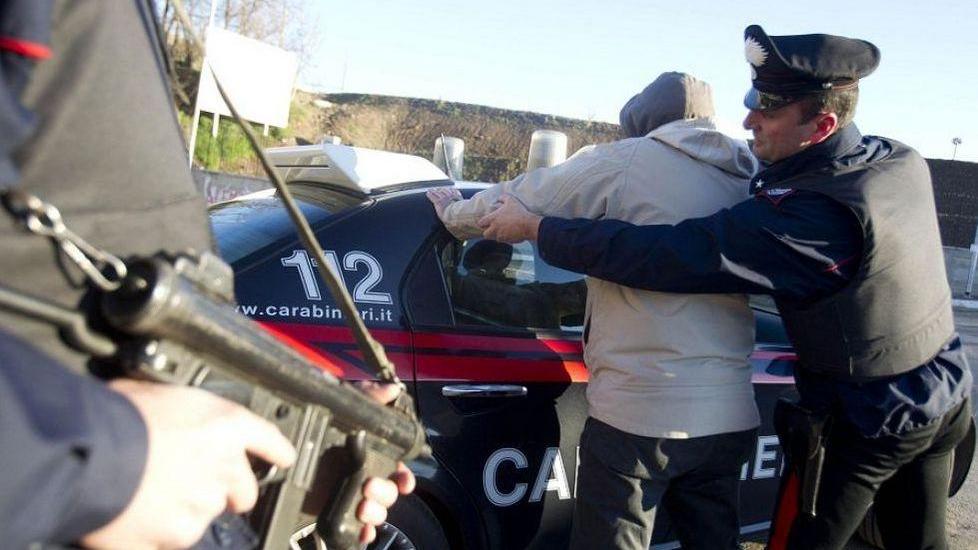 Prima picchia la ex poi un carabiniere
