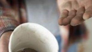 Picchia una ragazza davanti alla chiesa e prende l’elemosina
