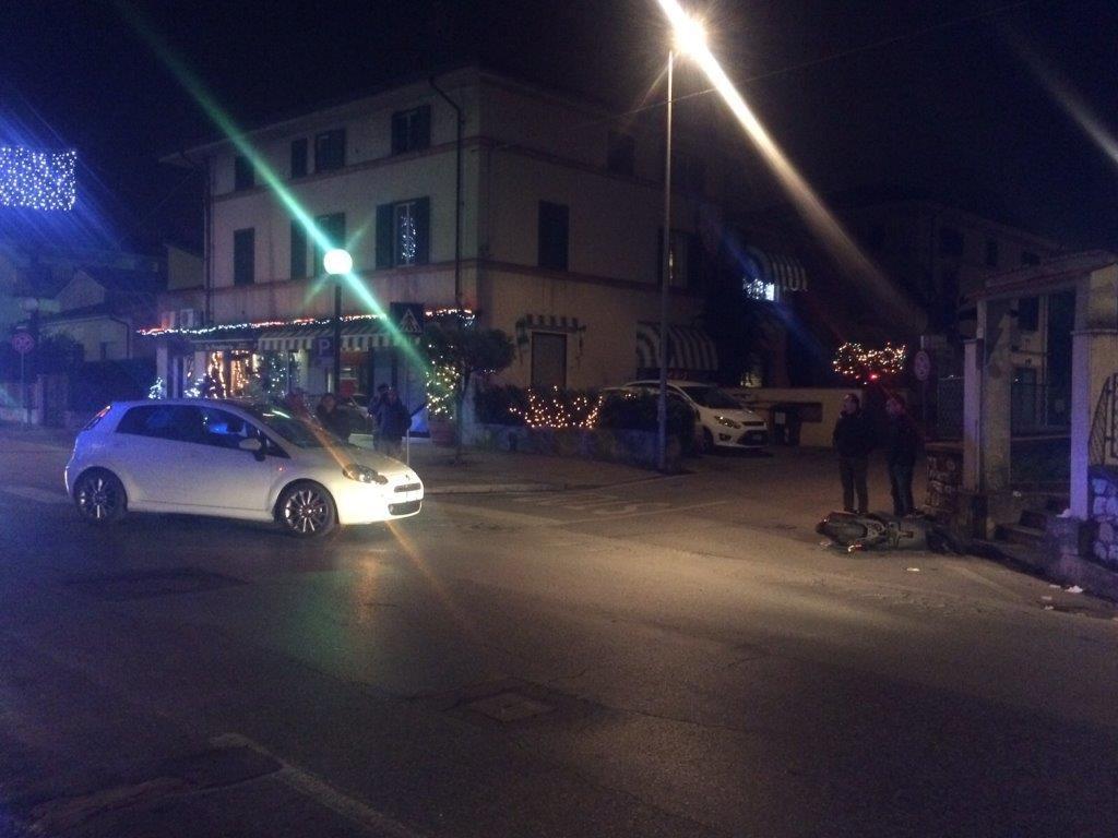 La scena dell'incidente, con lo scooter ancora per terra