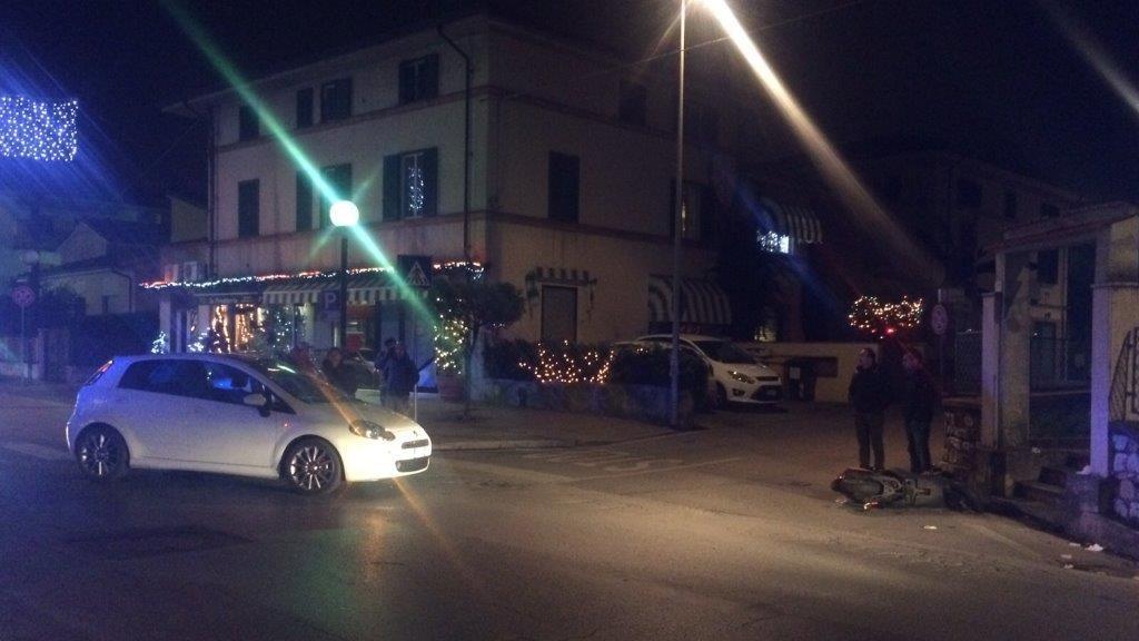 La scena dell'incidente, con lo scooter ancora per terra