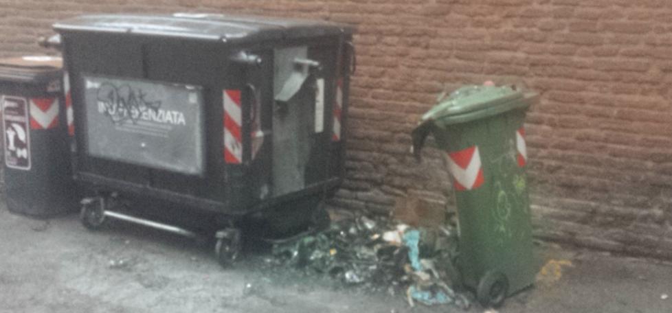 Ancora a fuoco i cassonetti 